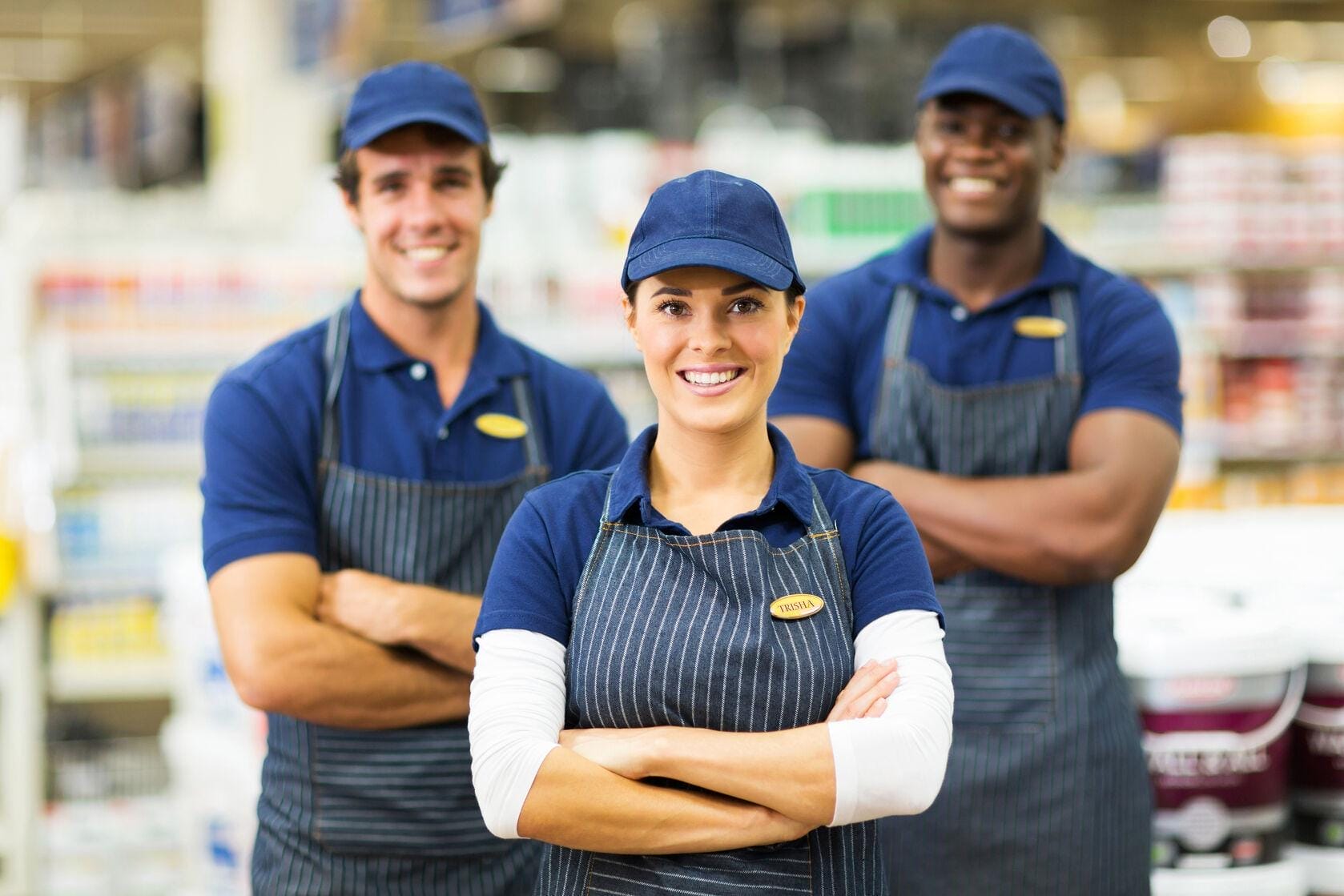 female hardware store worker and team Remettre les collaborateurs au coeur de la relation client