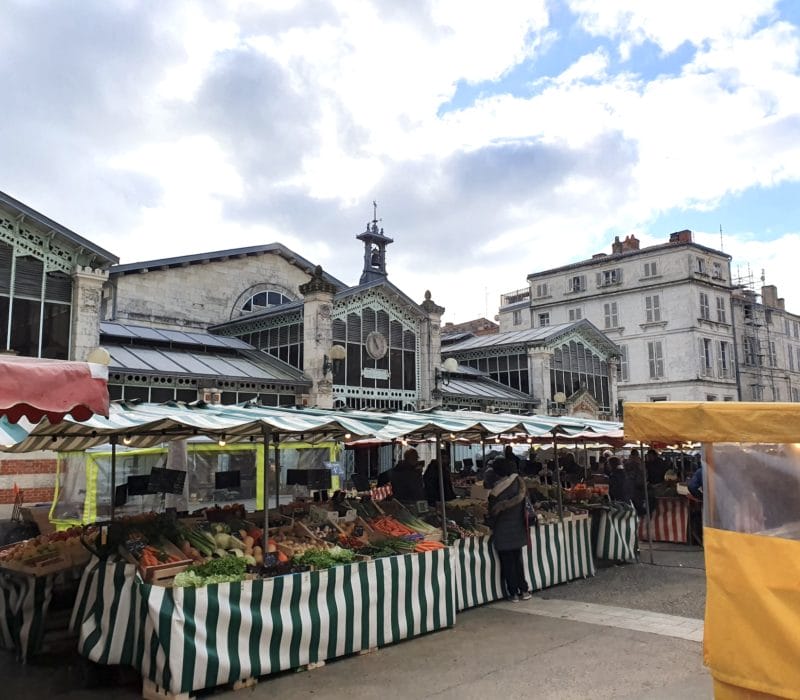 Le marché traditionnel de La Rochelle.