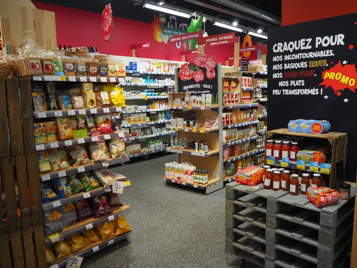 OLYMPUS DIGITAL CAMERA Un magasin melant atmosphère ludique et pédagogie